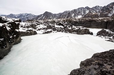 Kışın Katun ve Altay nehirlerinin manzarası, Sibirya, Rusya