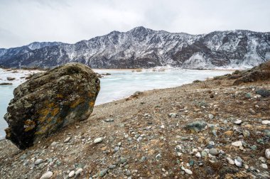 Kışın Katun ve Altay nehirlerinin manzarası, Sibirya, Rusya
