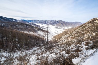Vadinin panoramik manzarası ve Chike Taman Geçidi 'nden dağlar, Altay, Rusya