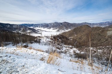 Vadinin panoramik manzarası ve Chike Taman Geçidi 'nden dağlar, Altay, Rusya