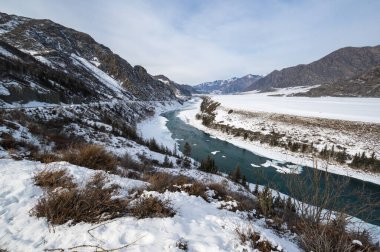 Kışın Katun ve Altay nehirlerinin manzarası, Sibirya, Rusya