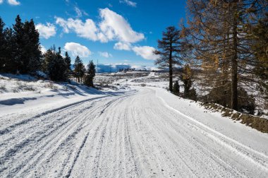 Altay 'daki Ulagan Dağları' nın kışın manzarası, Sibirya, Rusya