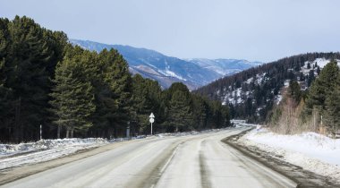 Altay dağlarının kışın manzarası, Sibirya, Rusya