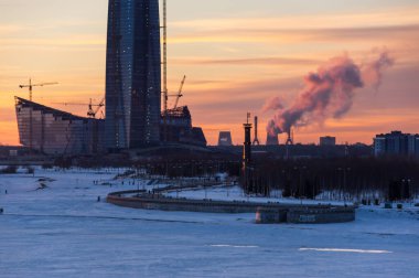 Lakhta Merkezi ve Finlandiya Körfezi 'nin panoramik manzarası, Saint-Petersburg, Rusya
