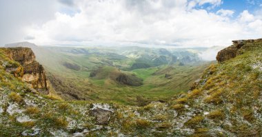 Rusya 'nın Karachay-Çerkesya Cumhuriyeti' ndeki Bermamyt Platosu 'nun panoramik manzarası
