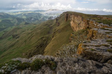 Rusya 'nın Karachay-Çerkesya Cumhuriyeti' ndeki Bermamyt Platosu 'nun panoramik manzarası