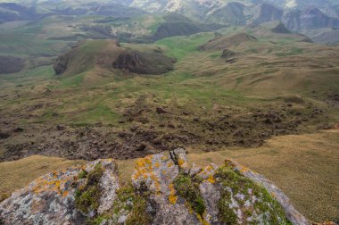 Rusya 'nın Karachay-Çerkesya Cumhuriyeti' ndeki Bermamyt Platosu 'nun panoramik manzarası