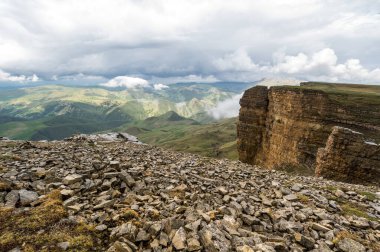Rusya 'nın Karachay-Çerkesya Cumhuriyeti' ndeki Bermamyt Platosu 'nun panoramik manzarası