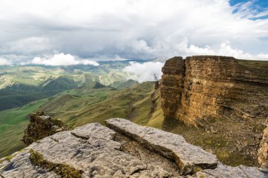 Rusya 'nın Karachay-Çerkesya Cumhuriyeti' ndeki Bermamyt Platosu 'nun panoramik manzarası