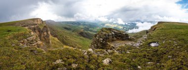 Rusya 'nın Karachay-Çerkesya Cumhuriyeti' ndeki Bermamyt Platosu 'nun panoramik manzarası