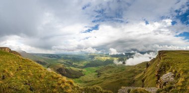 Rusya 'nın Karachay-Çerkesya Cumhuriyeti' ndeki Bermamyt Platosu 'nun panoramik manzarası