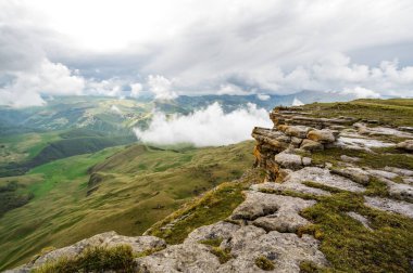 Rusya 'nın Karachay-Çerkesya Cumhuriyeti' ndeki Bermamyt Platosu 'nun panoramik manzarası