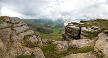 Rusya 'nın Karachay-Çerkesya Cumhuriyeti' ndeki Bermamyt Platosu 'nun panoramik manzarası