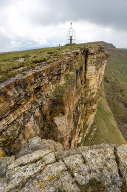 Rusya 'nın Karachay-Çerkesya Cumhuriyeti' ndeki Bermamyt Platosu 'nun panoramik manzarası