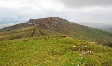 Rusya 'nın Karachay-Çerkesya Cumhuriyeti' ndeki Bermamyt Platosu 'nun panoramik manzarası