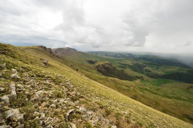 Rusya 'nın Karachay-Çerkesya Cumhuriyeti' ndeki Bermamyt Platosu 'nun panoramik manzarası