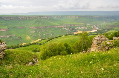Rusya 'nın Karachay-Çerkesya Cumhuriyeti' ndeki Bermamyt Platosu 'nun panoramik manzarası