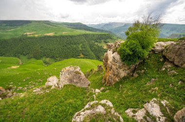 Rusya 'nın Karachay-Çerkesya Cumhuriyeti' ndeki Bermamyt Platosu 'nun panoramik manzarası