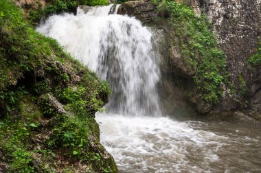 Rusya 'nın Karachay-Çerkesya Cumhuriyeti' ndeki Kafkasya dağlarındaki şelale manzarası