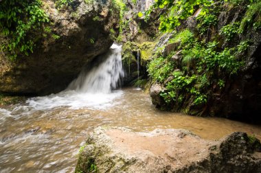 Rusya 'nın Karachay-Çerkesya Cumhuriyeti' ndeki Kafkasya dağlarındaki şelale manzarası