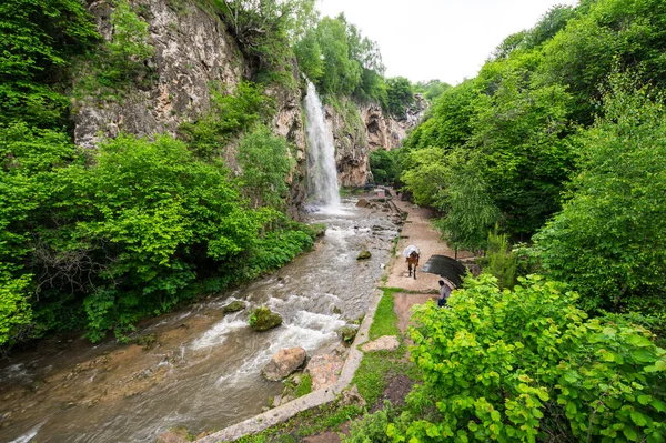 Rusya 'nın Karachay-Çerkesya Cumhuriyeti' ndeki Kafkasya dağlarında bal şelaleleri