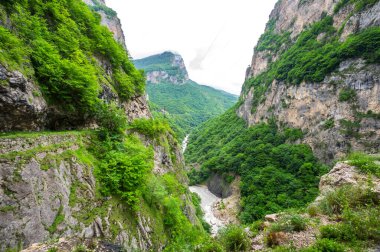 Kabardino-Balkaria, Rusya 'daki Kafkasya dağlarındaki Cherek Geçidi manzarası