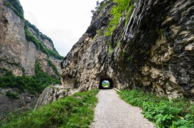 Kabardino-Balkaria, Rusya 'daki Kafkasya dağlarındaki Cherek Geçidi manzarası