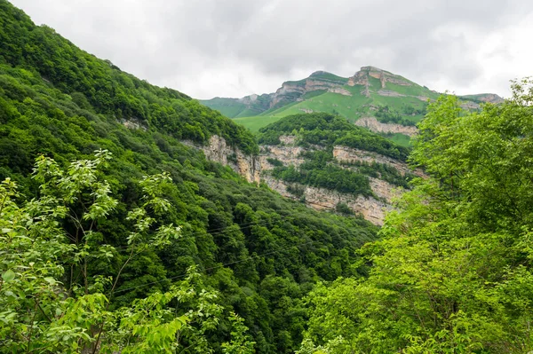 ロシア カバルディノ バルカリアのコーカサス山脈のチェレク峡谷の眺め — ストック写真