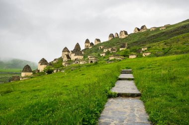 Kuzey Osetya, Rusya 'daki Dargavs köyünde antik Alana mezarlığı