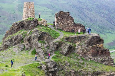 NORTH OSSETIA ALANIA, RUSYA - 27 MAYIS 2018: Rusya 'nın Kuzey Osetya-Alanya bölgesindeki Kurtatin Vadisi' ndeki harabelerin manzarası