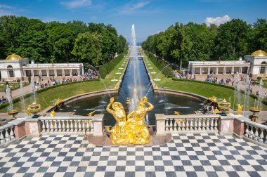 Aziz Petrus, Rusya - 18 Haziran 2018 Büyük Şelale Çeşmeleri, Saint-Petersburg, Rusya. Peterhof park topluluğu UNESCO 'nun dünya mirasına aittir.