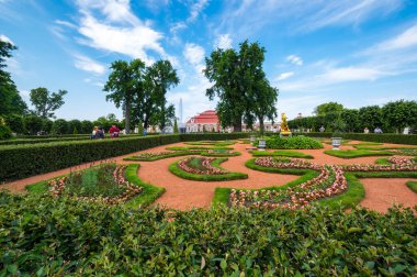 Saint-PETERSBURG, RUSSIA - 18 Haziran 2018: Monplaisir Sarayı Peterhof, Saint-Petersburg, Rusya 'nın Aşağı Bahçesi. Peterhof park topluluğu UNESCO 'nun dünya mirasına aittir.