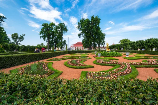 Saint Petersburg ロシア 6月18 2018 サンクトペテルブルク ロシアのピーターホフの下の庭にMonplaisir宮殿 ピーターホフ公園のアンサンブルはユネスコの世界遺産に登録されています — ストック写真