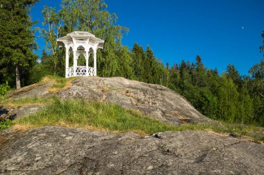 Rusya 'nın Karelia eyaletinde yer alan Sortavala' daki Vakkosalmi parkında öpücükler için çardak