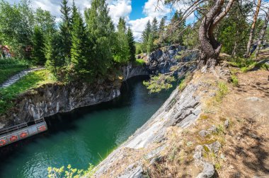 Ruskeala, Karelia, Rusya 'daki dağ parkındaki mermer kanyon.
