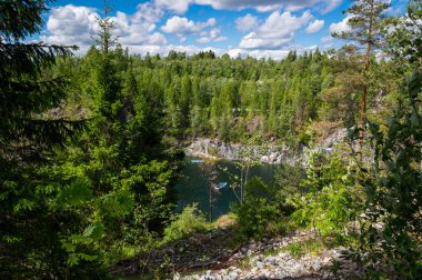Ruskeala, Karelia, Rusya 'daki dağ parkındaki mermer kanyon.