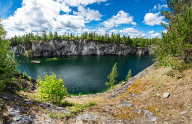 Ruskeala, Karelia, Rusya 'daki dağ parkındaki mermer kanyon.