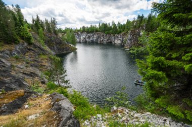 Ruskeala, Karelia, Rusya 'daki dağ parkındaki mermer kanyon.