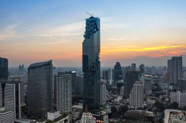 BANGKOK, THAILAND - 20 Ocak 2017: Tayland 'ın başkenti Bangkok' ta yer alan Silom / Sathon merkez ticaret bölgesinde bulunan MahaNakhon 'un (Tayland' ın en yüksek binası) manzarası