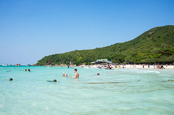 Turistas Relaxando Praia Ilha Lan Golfo Tailândia Perto Pattaya Tailândia — Fotografia de Stock