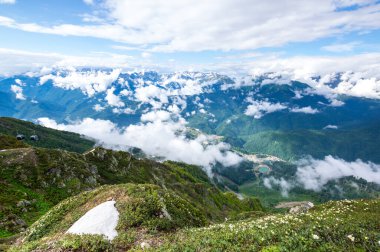 Kızıl Orman, Krasnodar Krai, Rusya 'daki Kafkas dağlarının manzarası