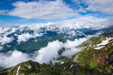 Kızıl Orman, Krasnodar Krai, Rusya 'daki Kafkas dağlarının manzarası