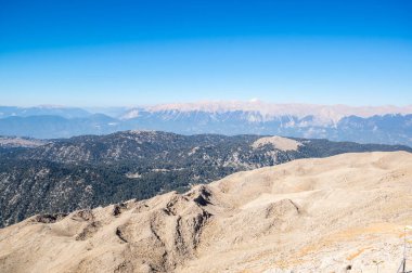 Türkiye 'nin Antalya ilindeki Türk Rivierası' nda yer alan ve Kemer yakınlarındaki bir dağ olan Lycian Olympus olarak da bilinen Tahtali 'nin zirvesinden panoramik manzara
