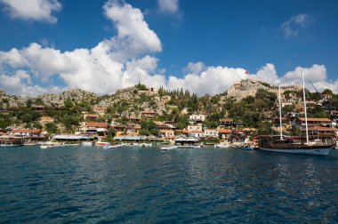 ANTALYA, TURKEY - 23 Ekim 2017: Türkiye 'nin Antalya ilindeki Türk Rivierası' nda Akdeniz kıyısındaki Simena köyünün manzarası