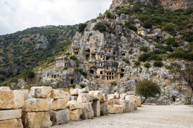 Antalya 'nın Antalya ilinin Myra ilçesine ait taş kesilmiş mezarların manzarası