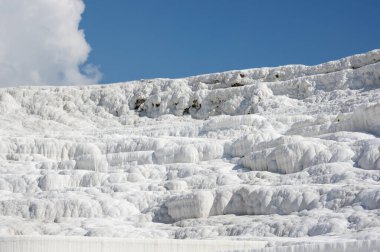 Türkiye 'nin güneybatısındaki Denizli' de teraslı ve doğal havuzlu Pamukkale 'nin kaplıcaları