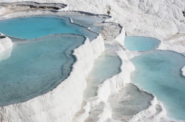 Türkiye 'nin güneybatısındaki Denizli' de teraslı ve doğal havuzlu Pamukkale 'nin kaplıcaları