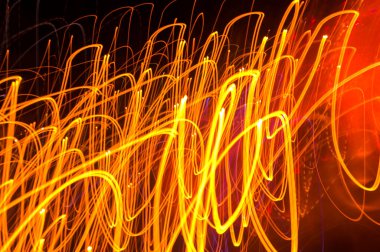 Şehir ışıklarının arabalardan, pencerelerden, sokak lambalarından ve parmaklıklardan soyut desenleri