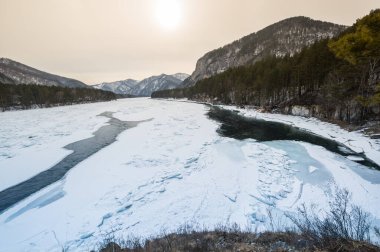 Kışın Katun ve Altay nehirlerinin manzarası, Sibirya, Rusya
