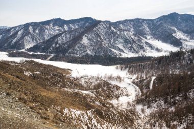 Vadinin panoramik manzarası ve Chike Taman Geçidi 'nden dağlar, Altay, Rusya